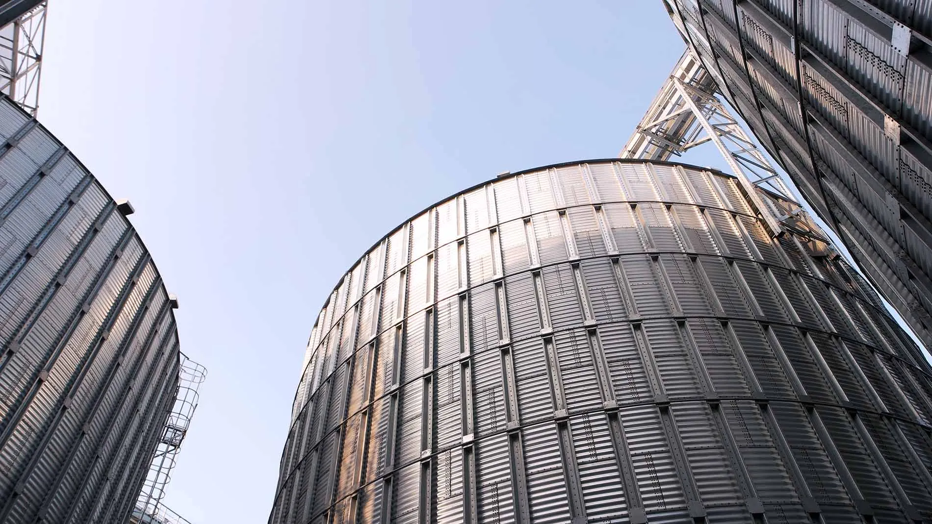 Simulación computacional de la dinámica de almacenamiento de granos en silos logo